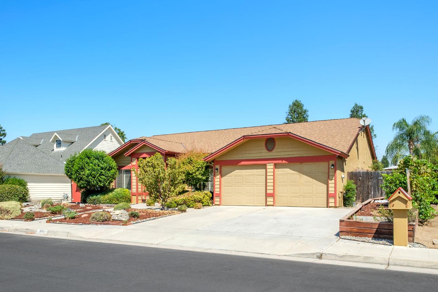 295 W Paul Ave, Clovis, CA 93612