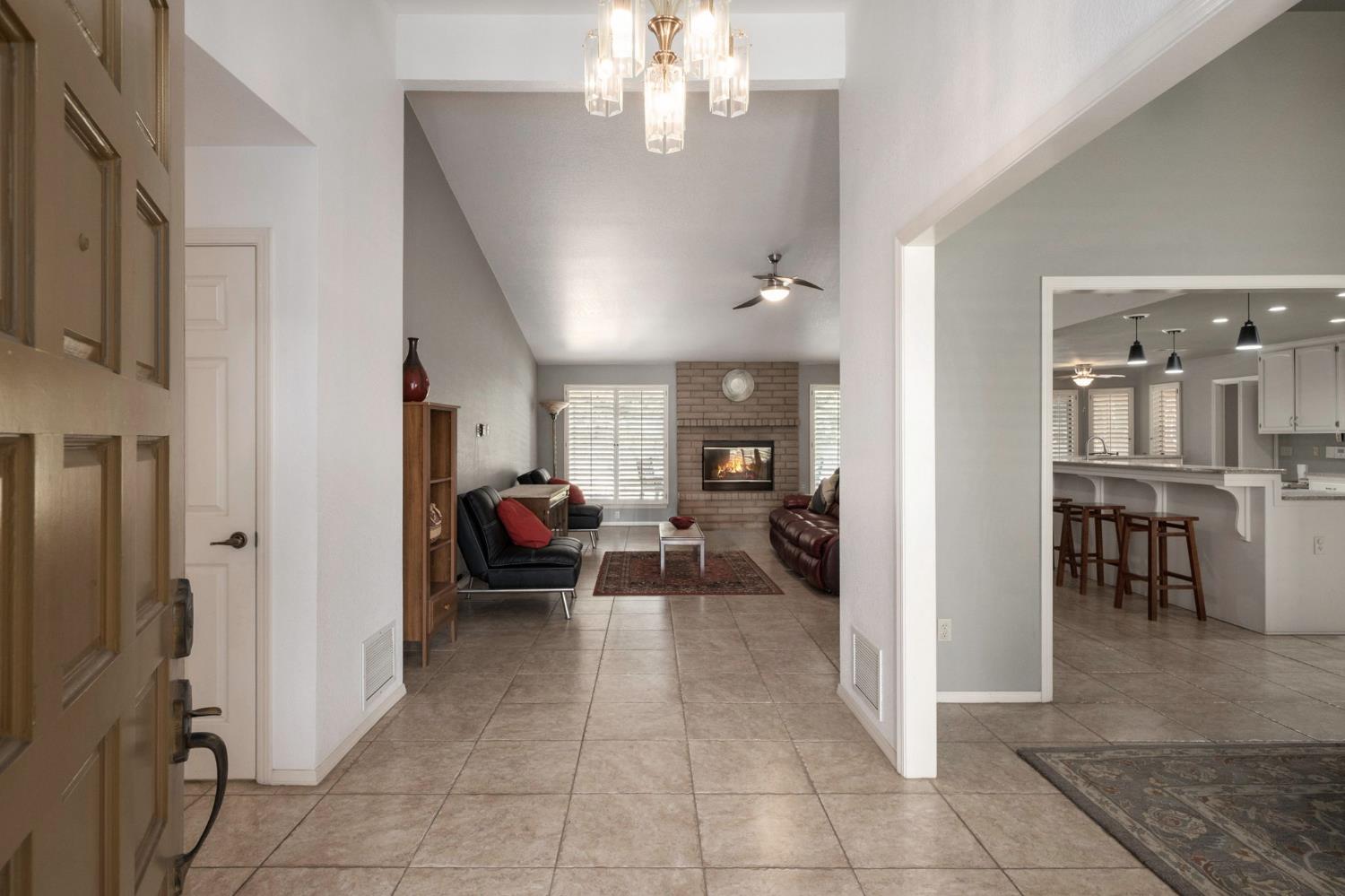 295 W Paul Ave, Clovis, CA 93612