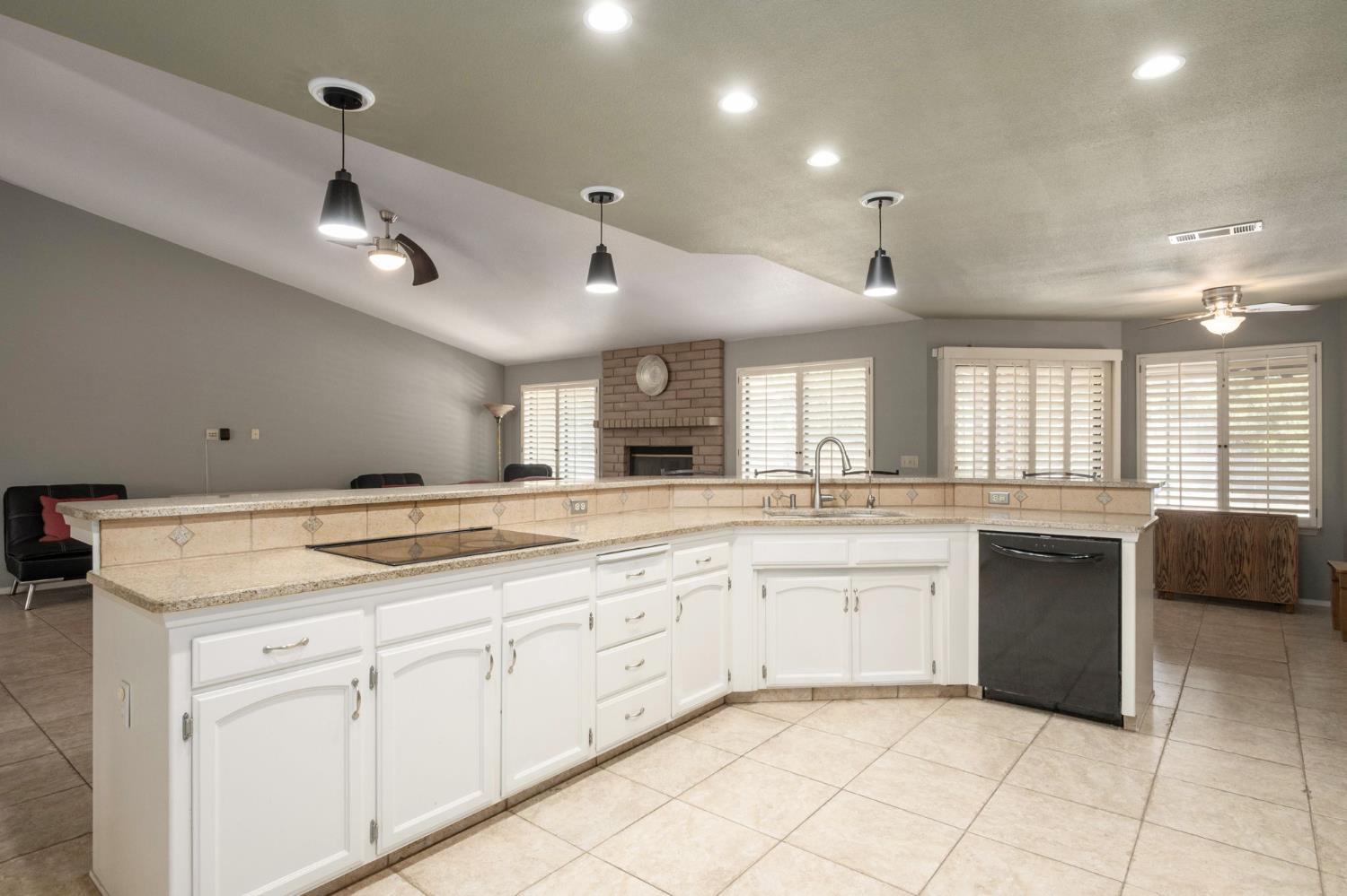 295 W Paul Ave, Clovis, CA 93612