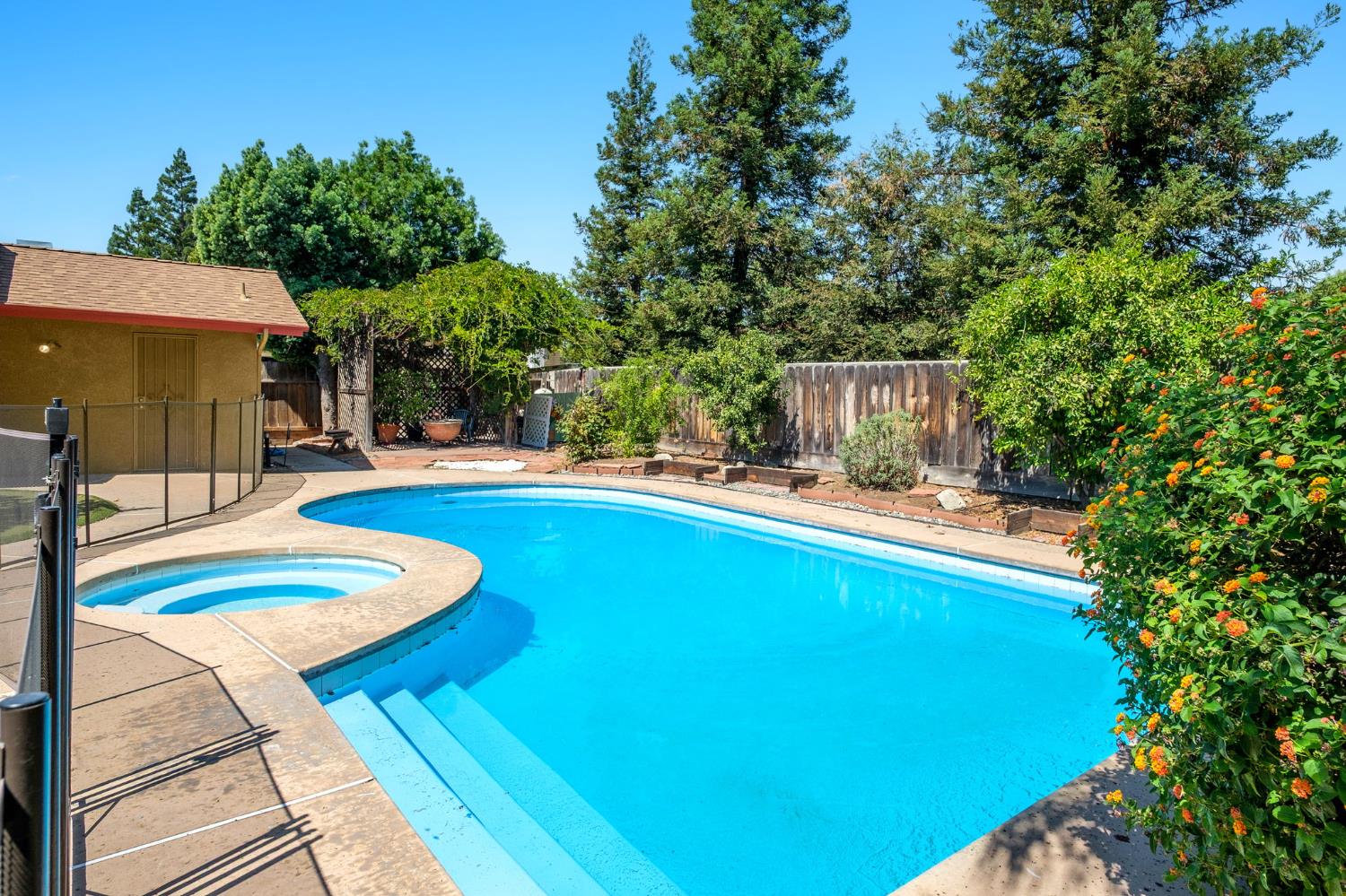 295 W Paul Ave, Clovis, CA 93612