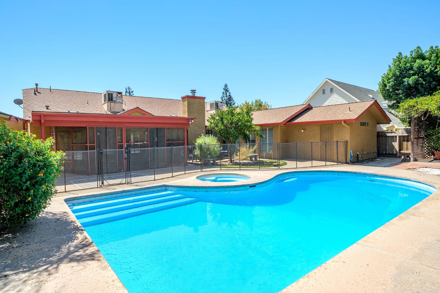 295 W Paul Ave, Clovis, CA 93612