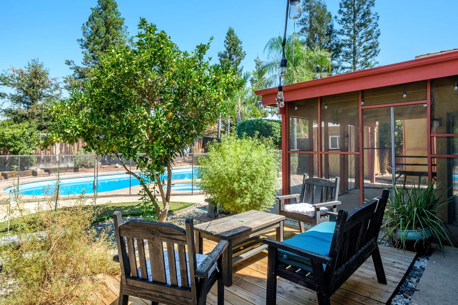 295 W Paul Ave, Clovis, CA 93612