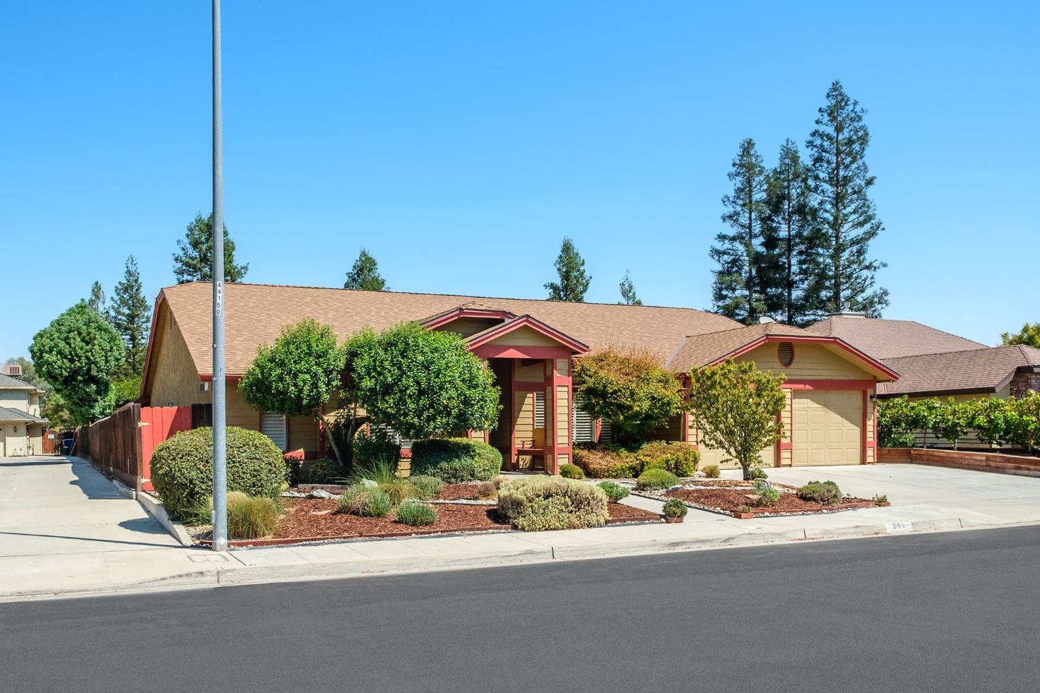 295 W Paul Ave, Clovis, CA 93612