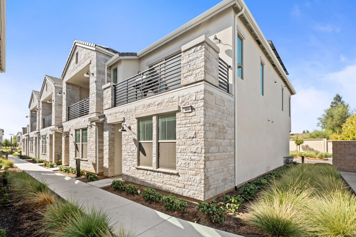 480 W Balsam Ln, Clovis, CA 93611