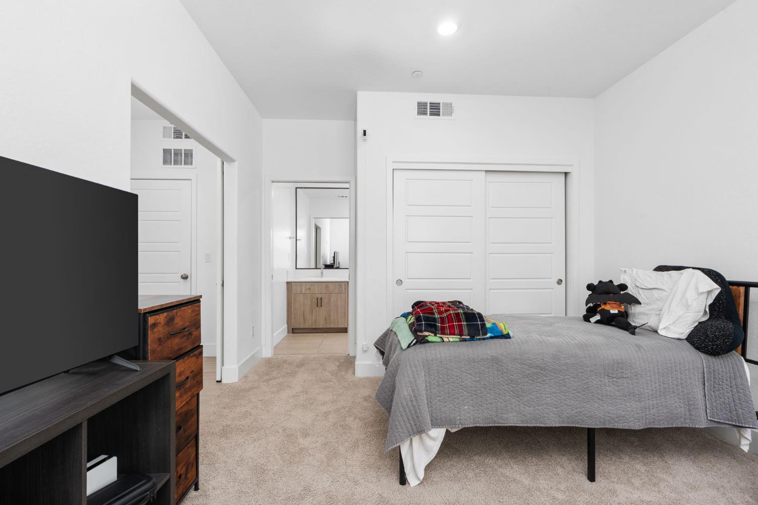 480 W Balsam Ln, Clovis, CA 93611