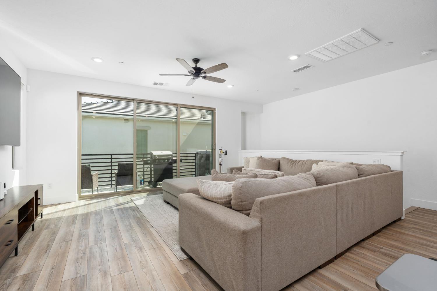 480 W Balsam Ln, Clovis, CA 93611