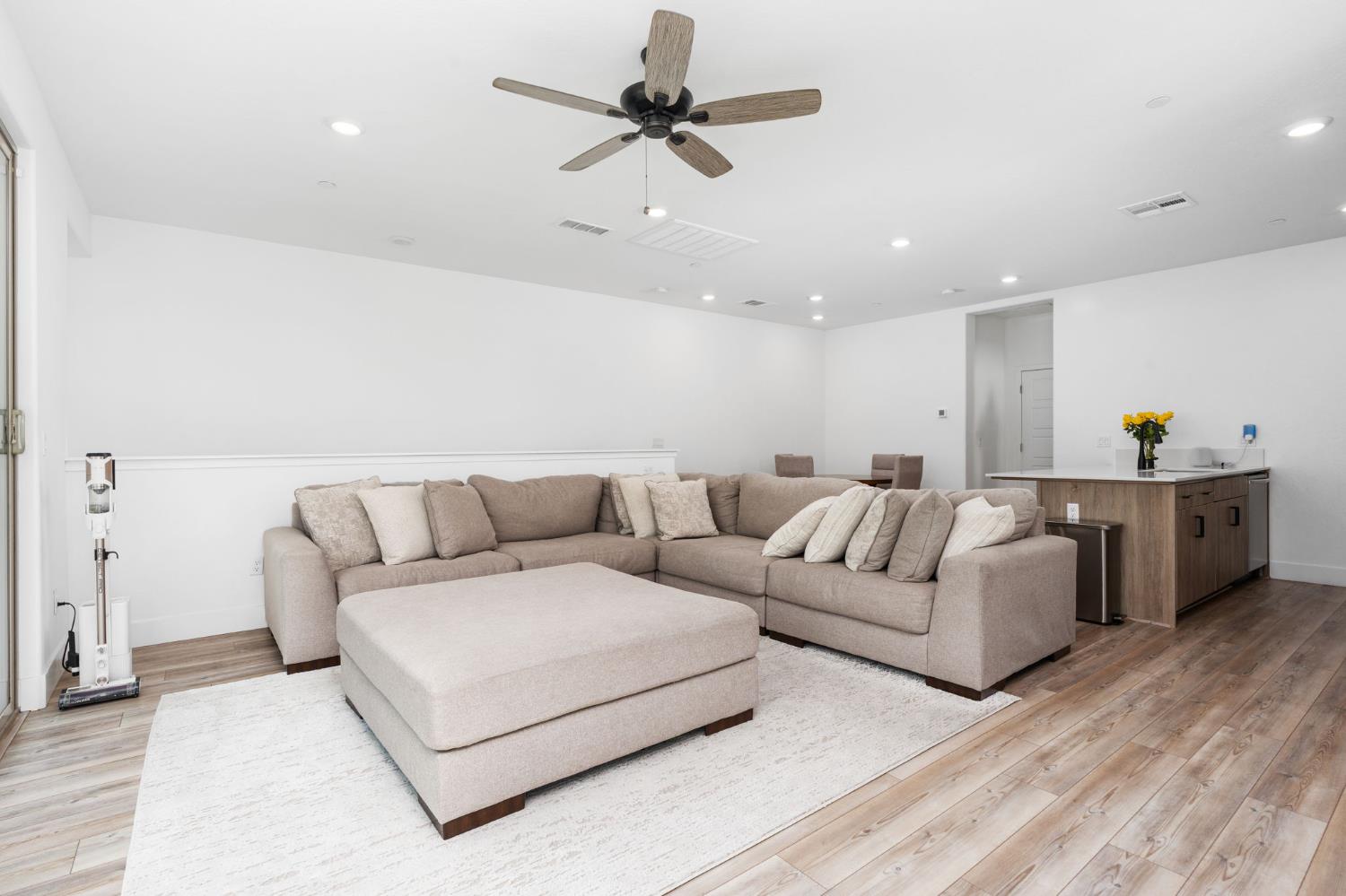 480 W Balsam Ln, Clovis, CA 93611