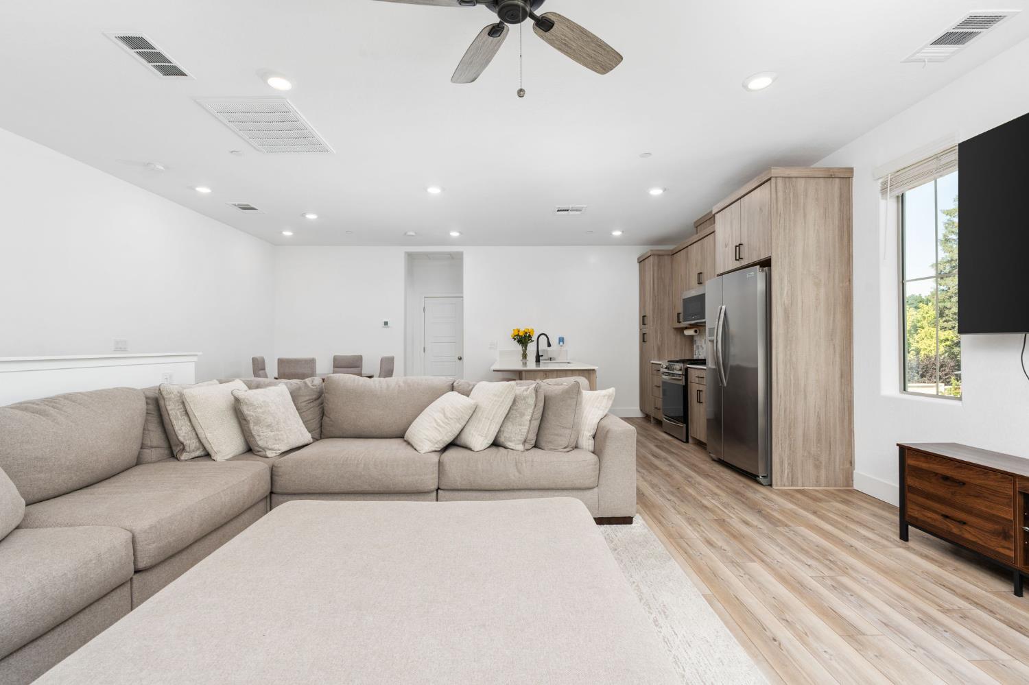 480 W Balsam Ln, Clovis, CA 93611