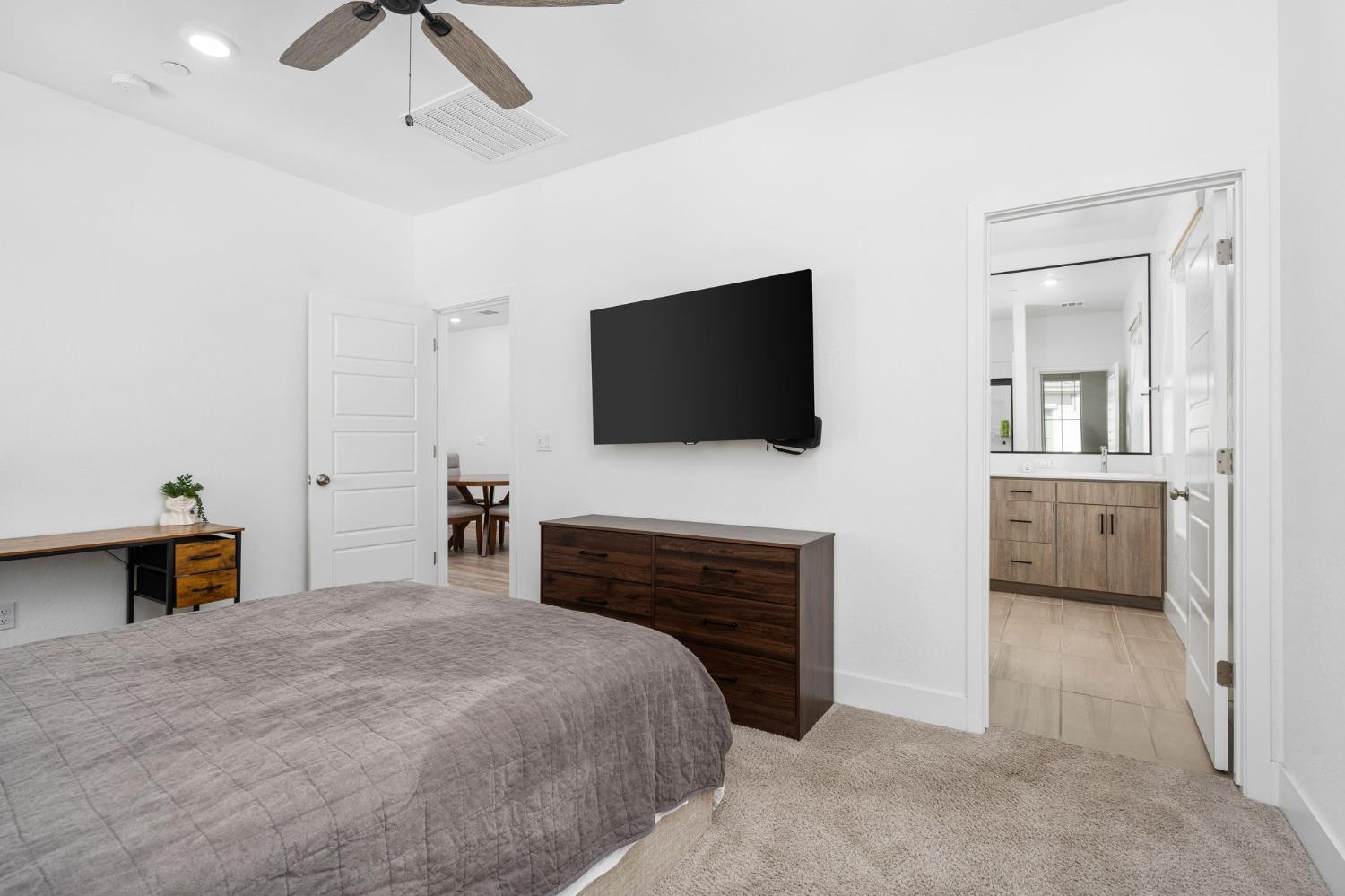 480 W Balsam Ln, Clovis, CA 93611