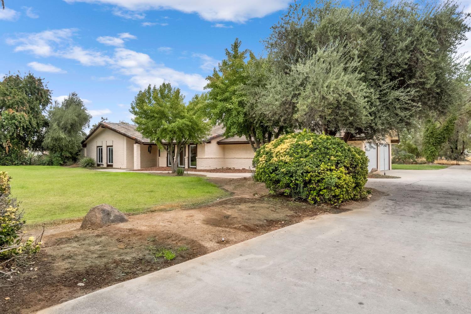 9321 E Bullard Ave, Clovis, CA 93619
