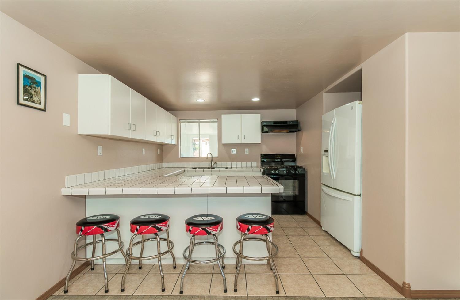 1498 Escalon Ave, Clovis, CA 93611