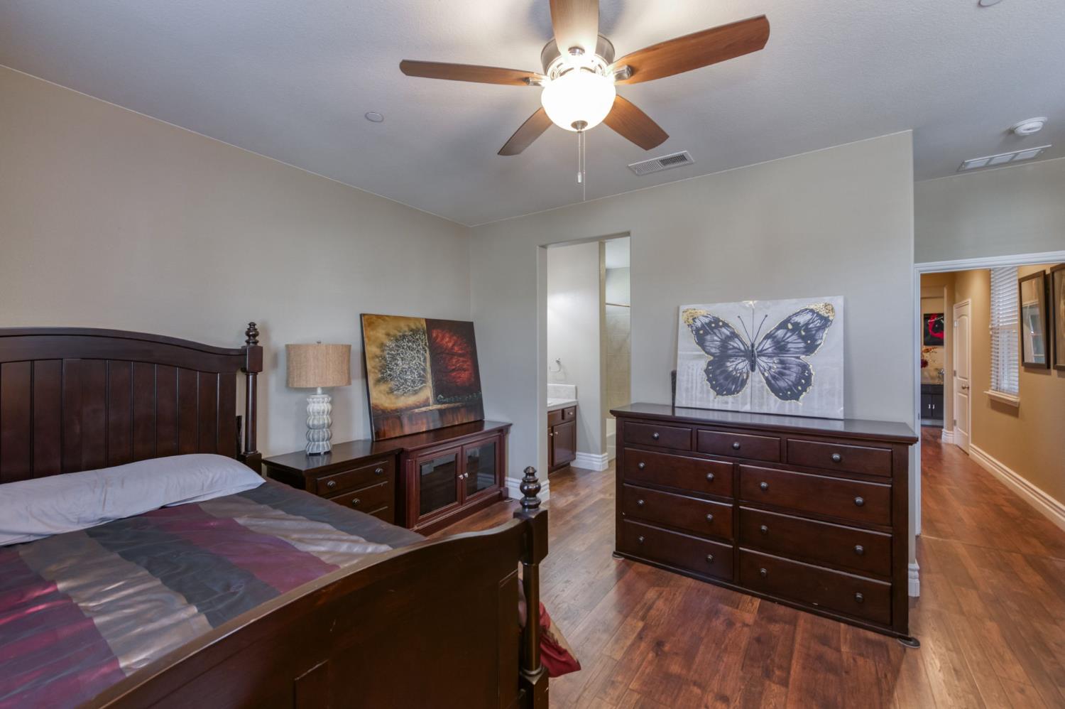 3082 Robinwood Ave, Clovis, CA 93619