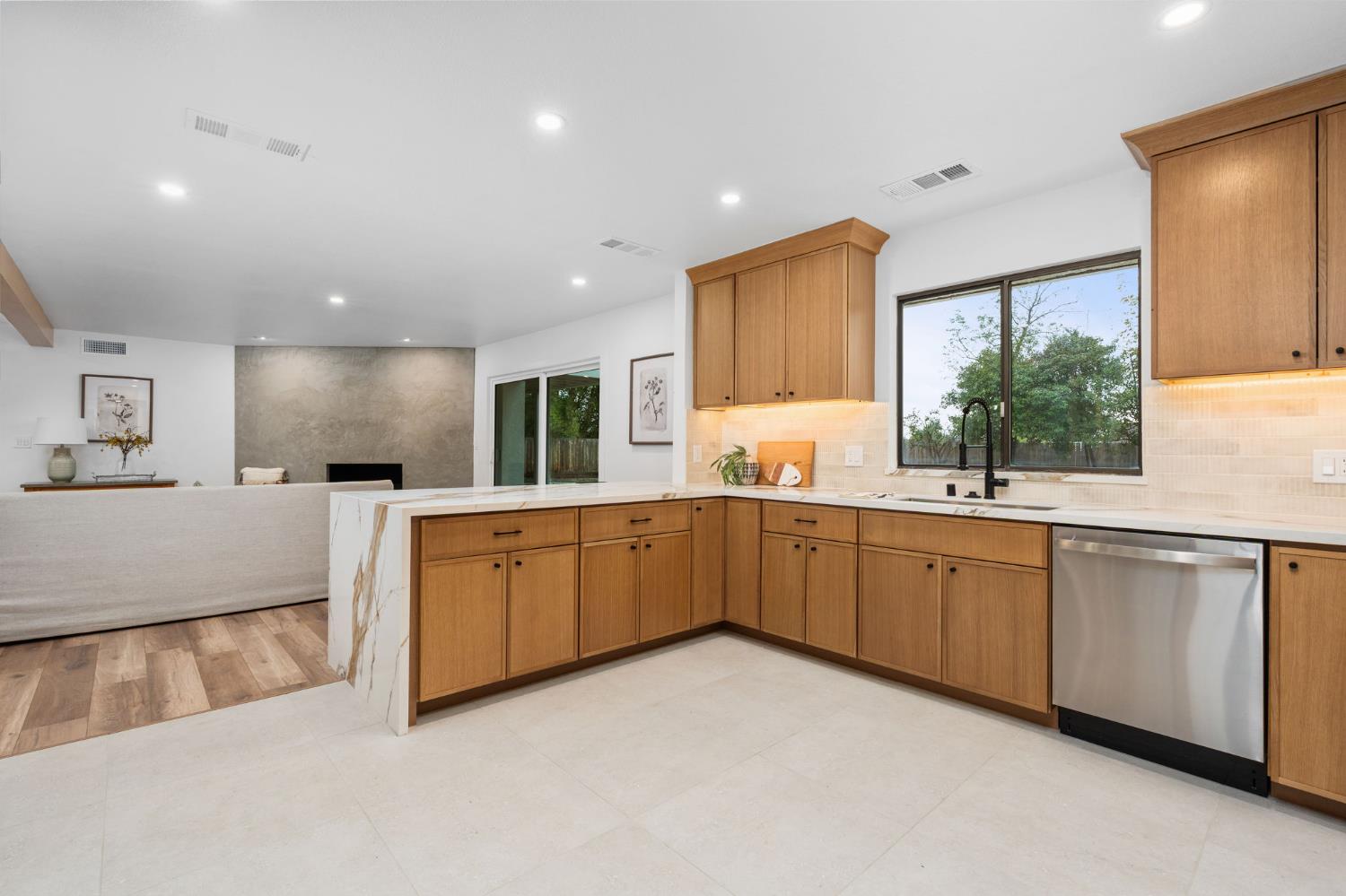 11208 N Fowler Ave, Clovis, CA 93619