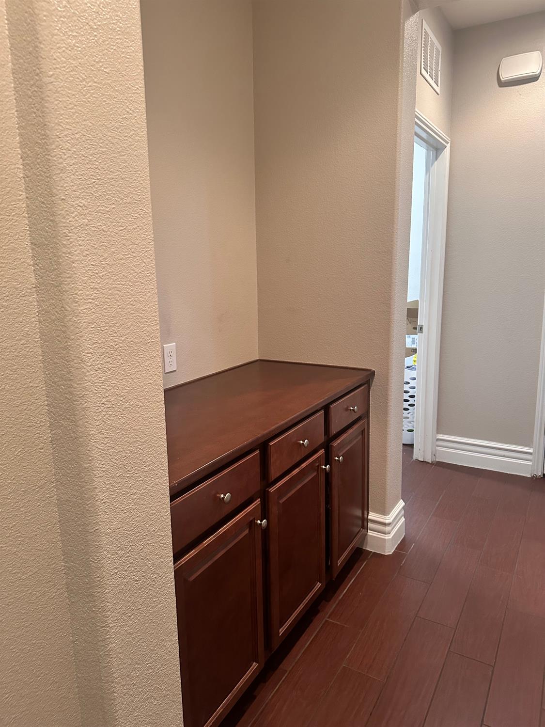 1047 Maine Ave, Clovis, CA 93619