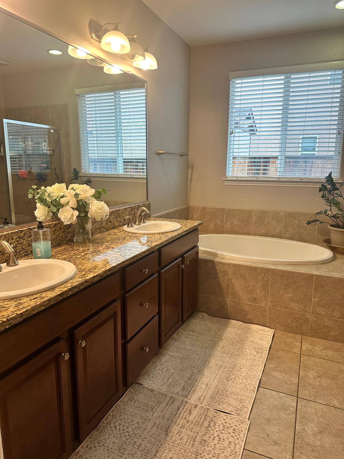 1047 Maine Ave, Clovis, CA 93619