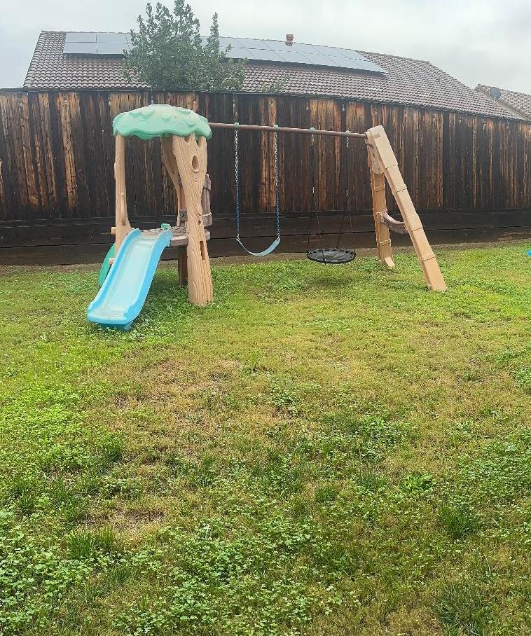 1047 Maine Ave, Clovis, CA 93619