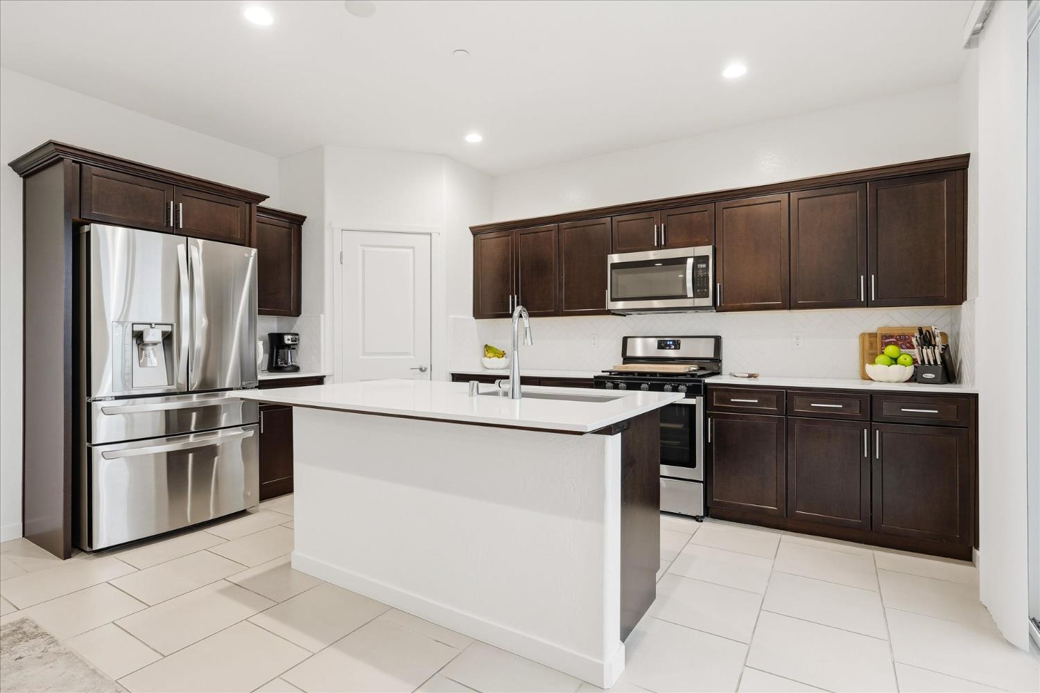 882 Amanecer Ave, Clovis, CA 93619