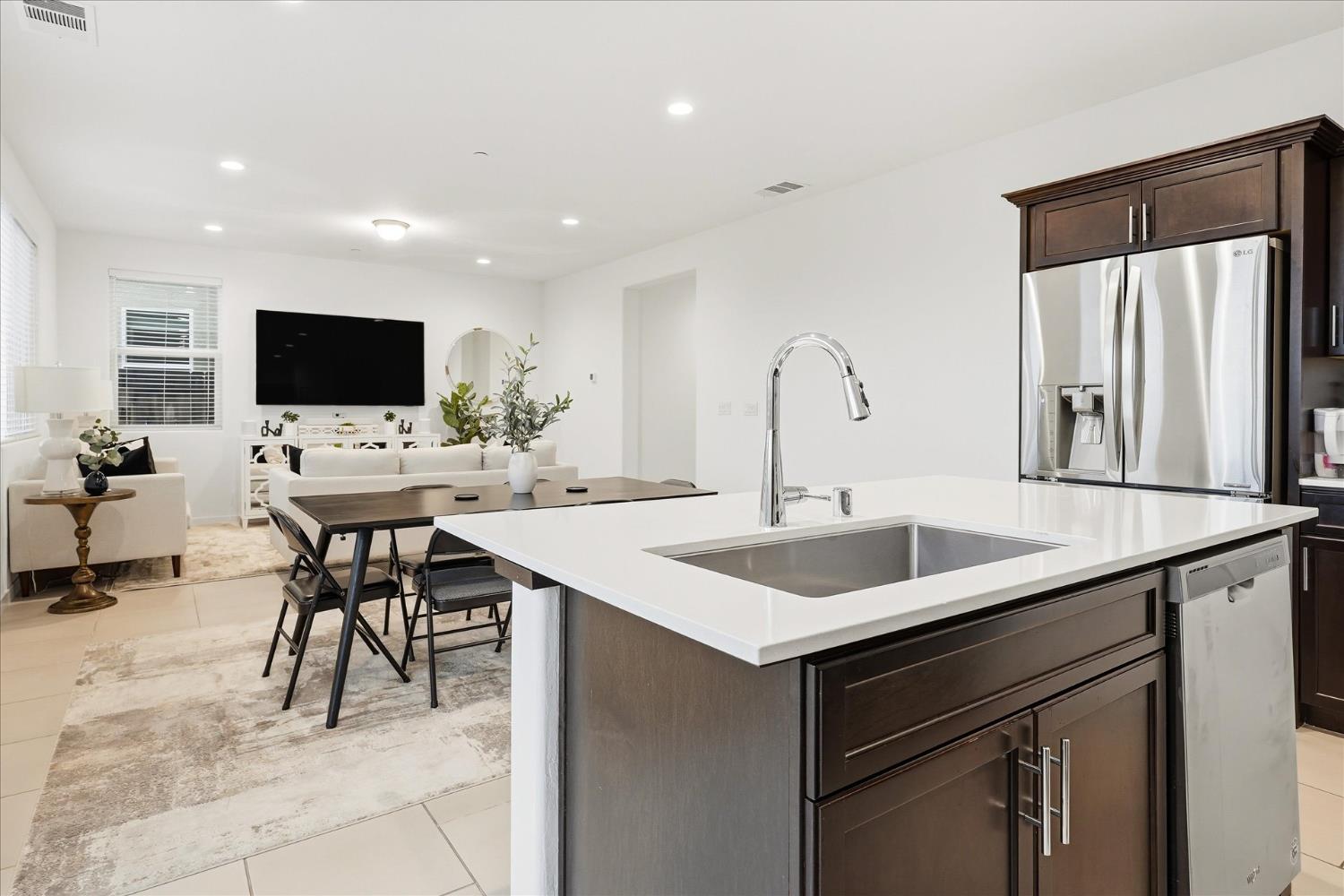 882 Amanecer Ave, Clovis, CA 93619