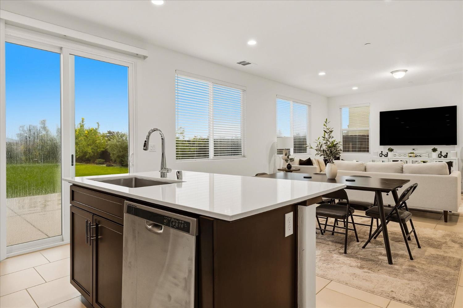 882 Amanecer Ave, Clovis, CA 93619