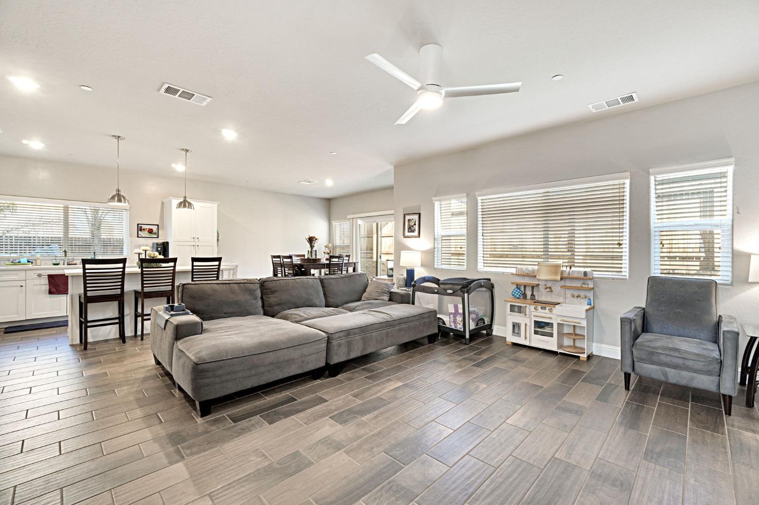 2625 Las Rosas Ave, Clovis, CA 93619