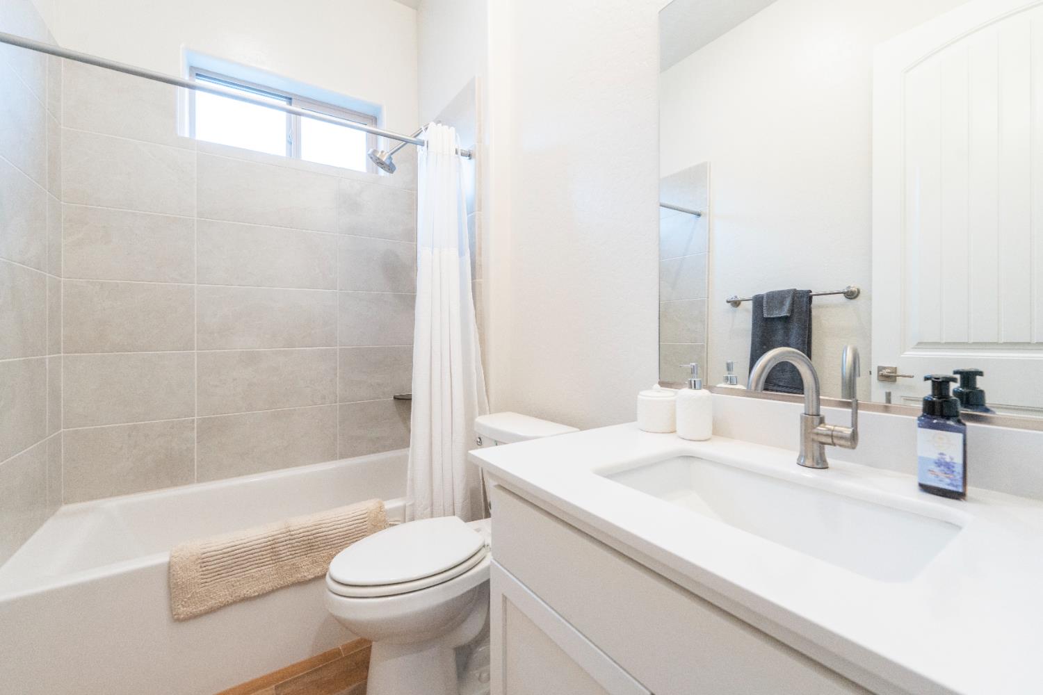 1731 N Hanson Ave, Clovis, CA 93619