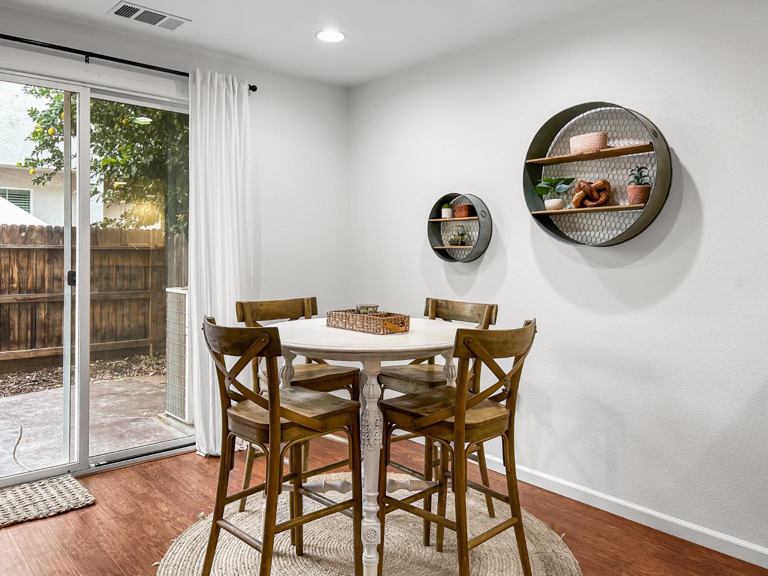 365 N Raphael Ln, Clovis, CA 93611