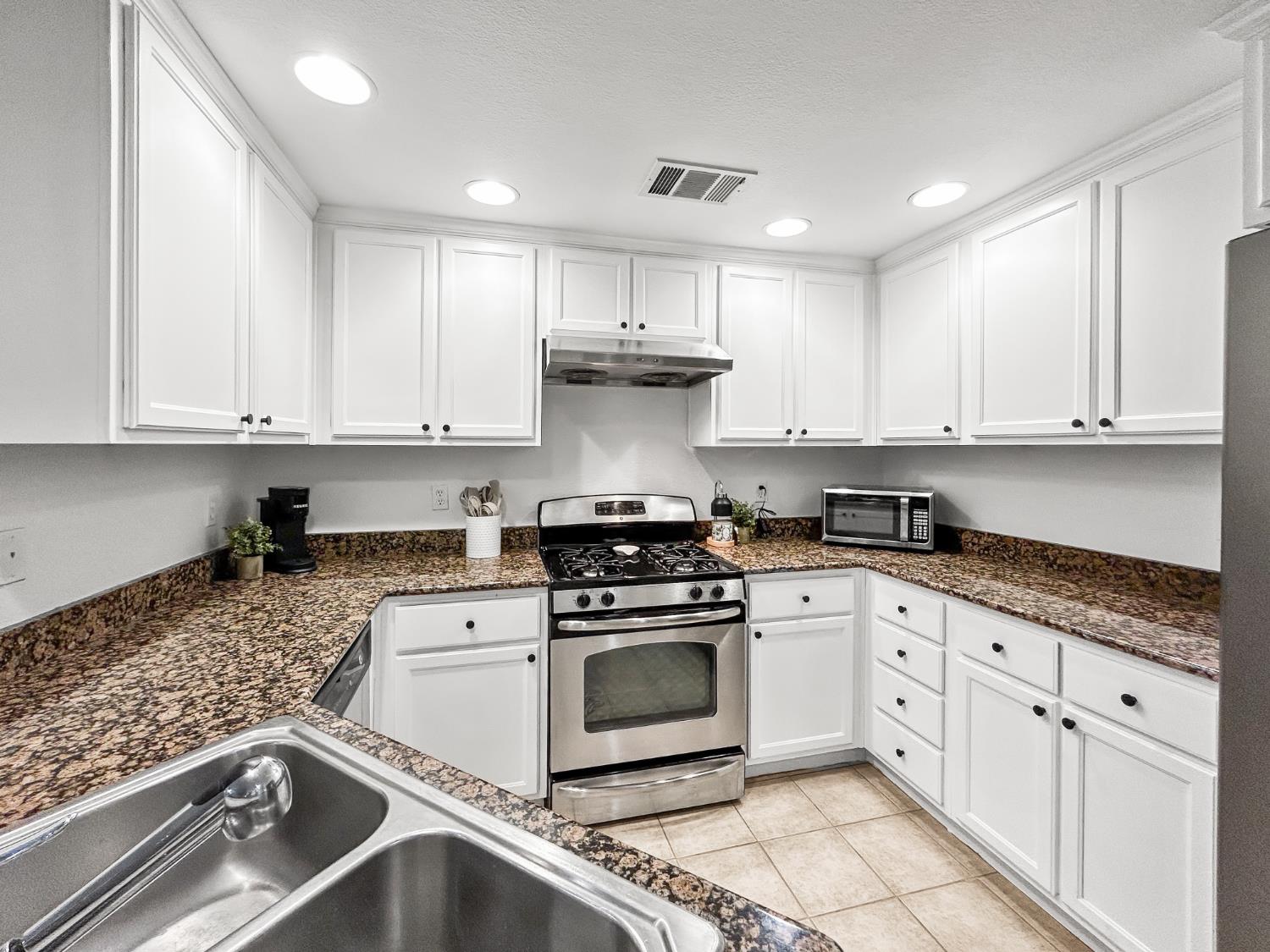 365 N Raphael Ln, Clovis, CA 93611