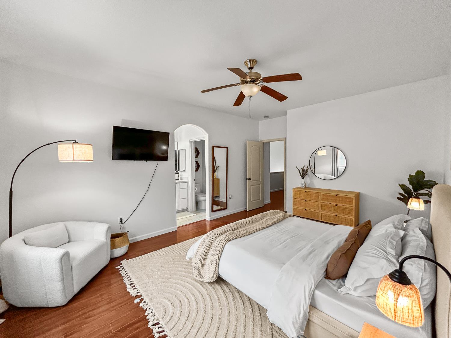 365 N Raphael Ln, Clovis, CA 93611