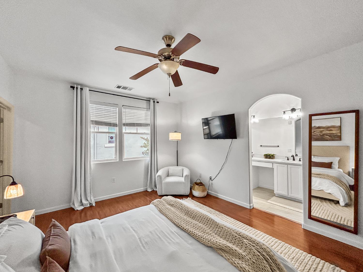 365 N Raphael Ln, Clovis, CA 93611