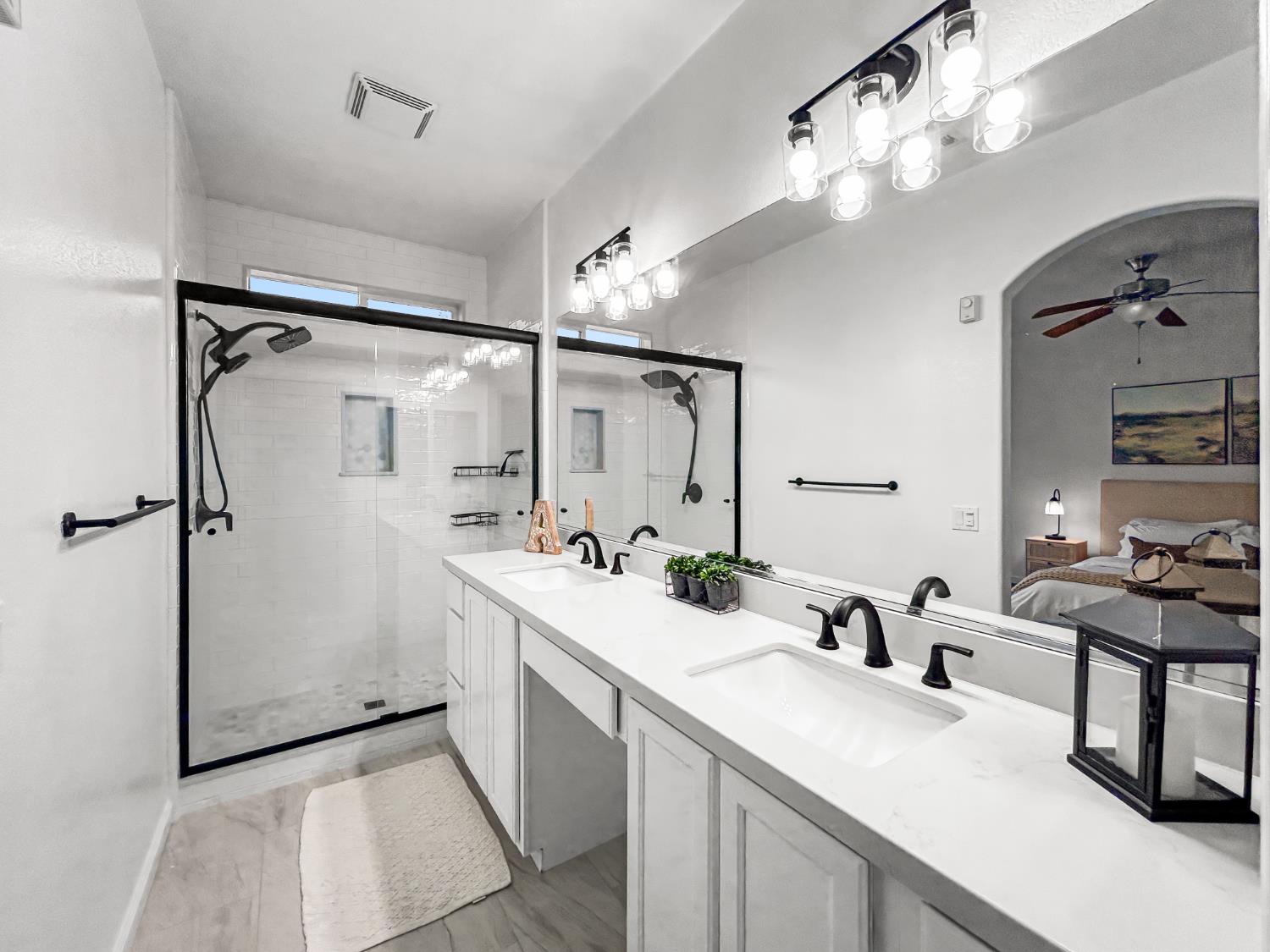 365 N Raphael Ln, Clovis, CA 93611