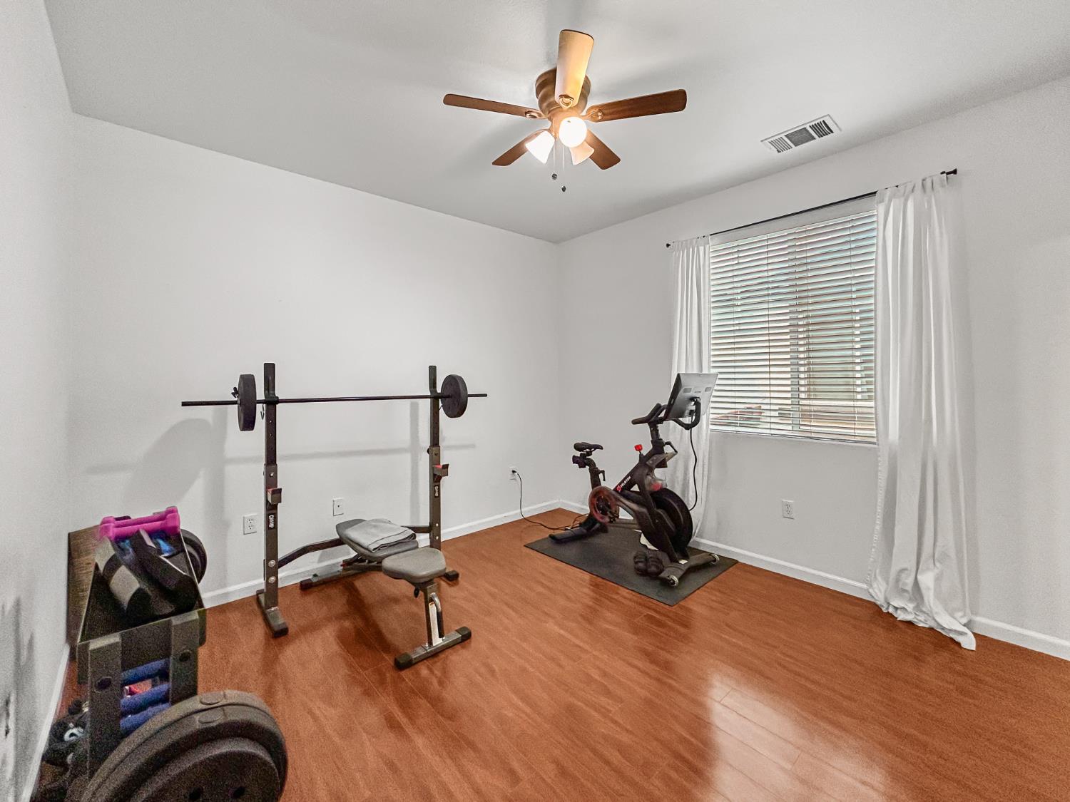 365 N Raphael Ln, Clovis, CA 93611