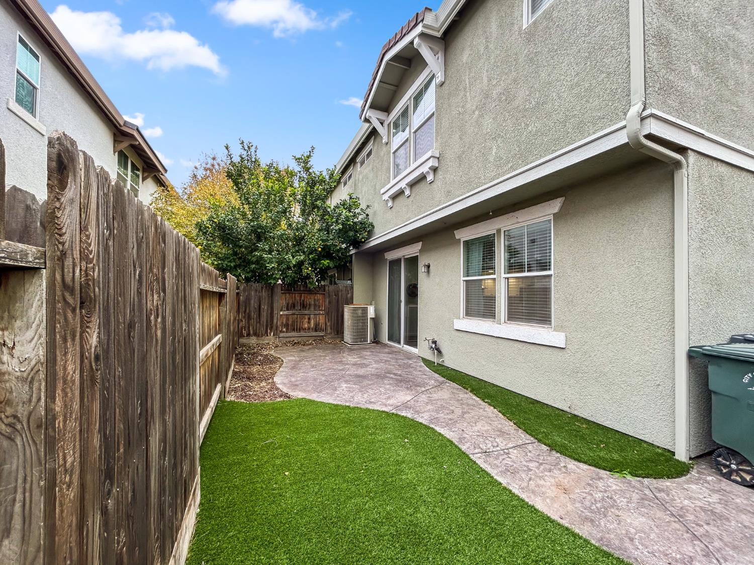 365 N Raphael Ln, Clovis, CA 93611