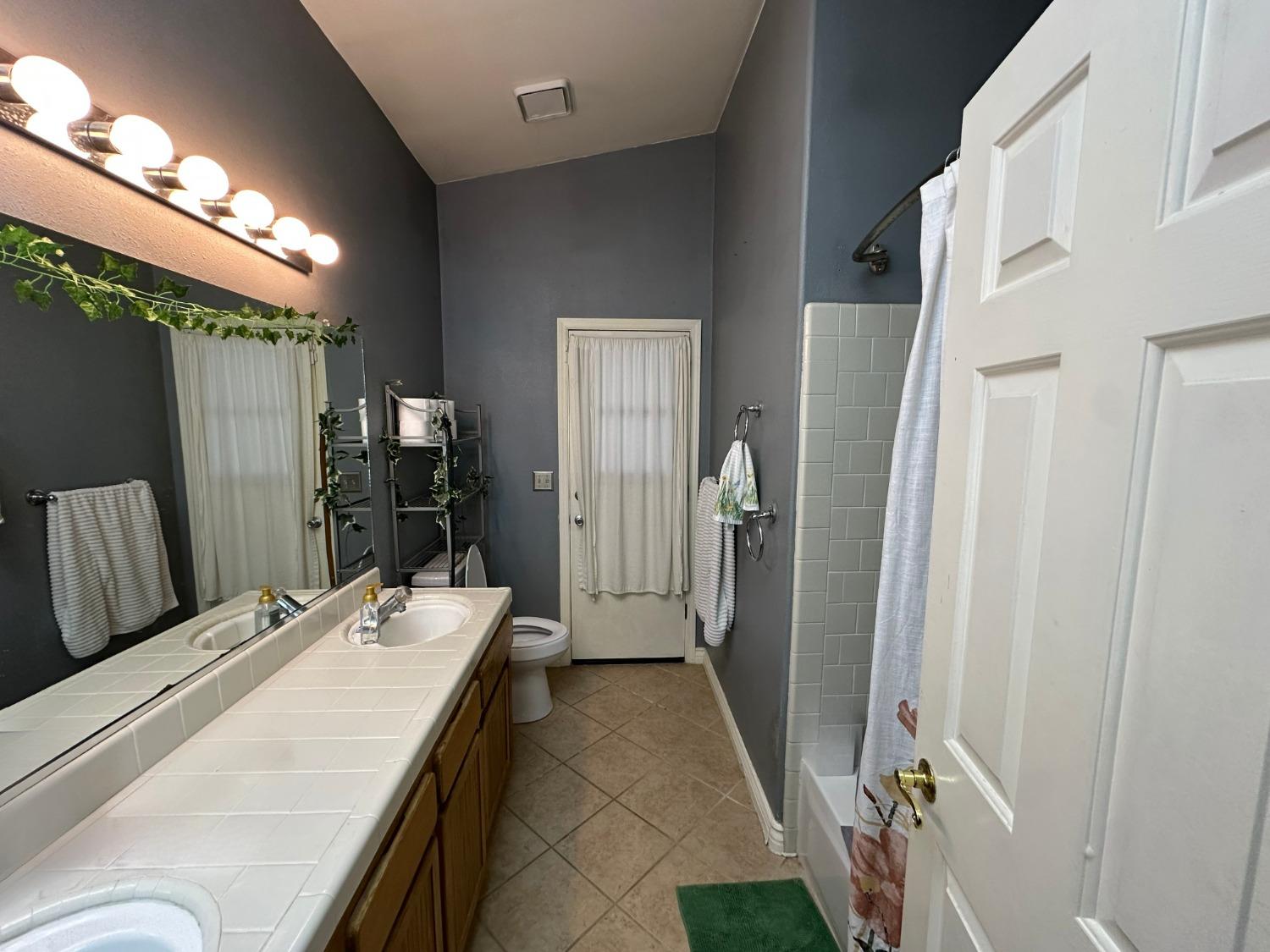 2526 Gibson Ave, Clovis, CA 93611