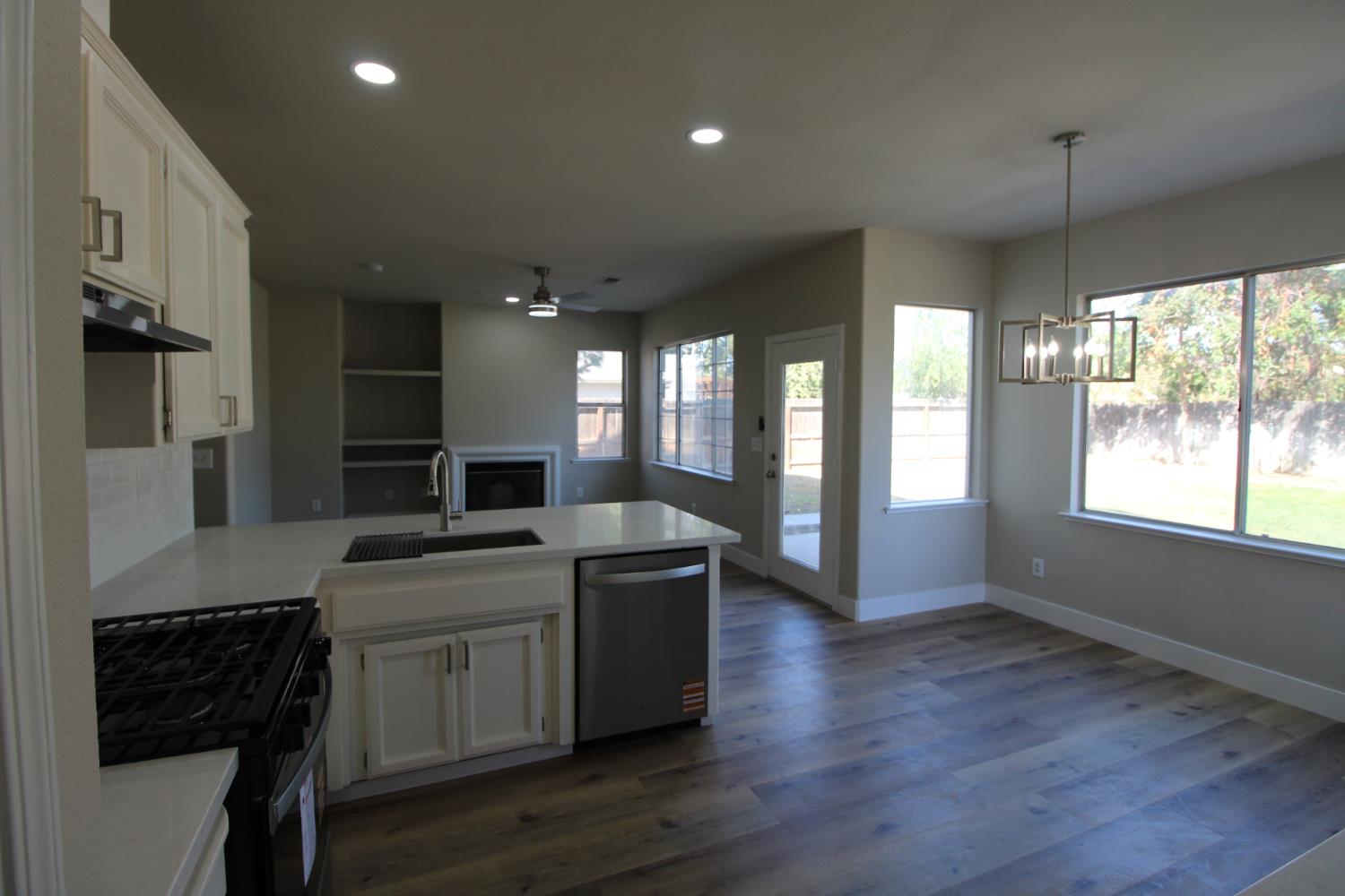 2117 Goshen Ave, Clovis, CA 93611