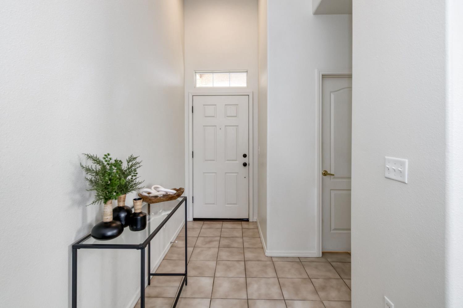 673 W Fontaine Ln, Clovis, CA 93619