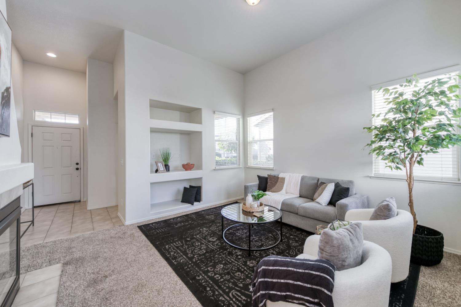 673 W Fontaine Ln, Clovis, CA 93619