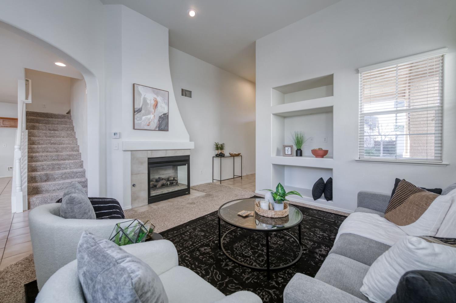 673 W Fontaine Ln, Clovis, CA 93619