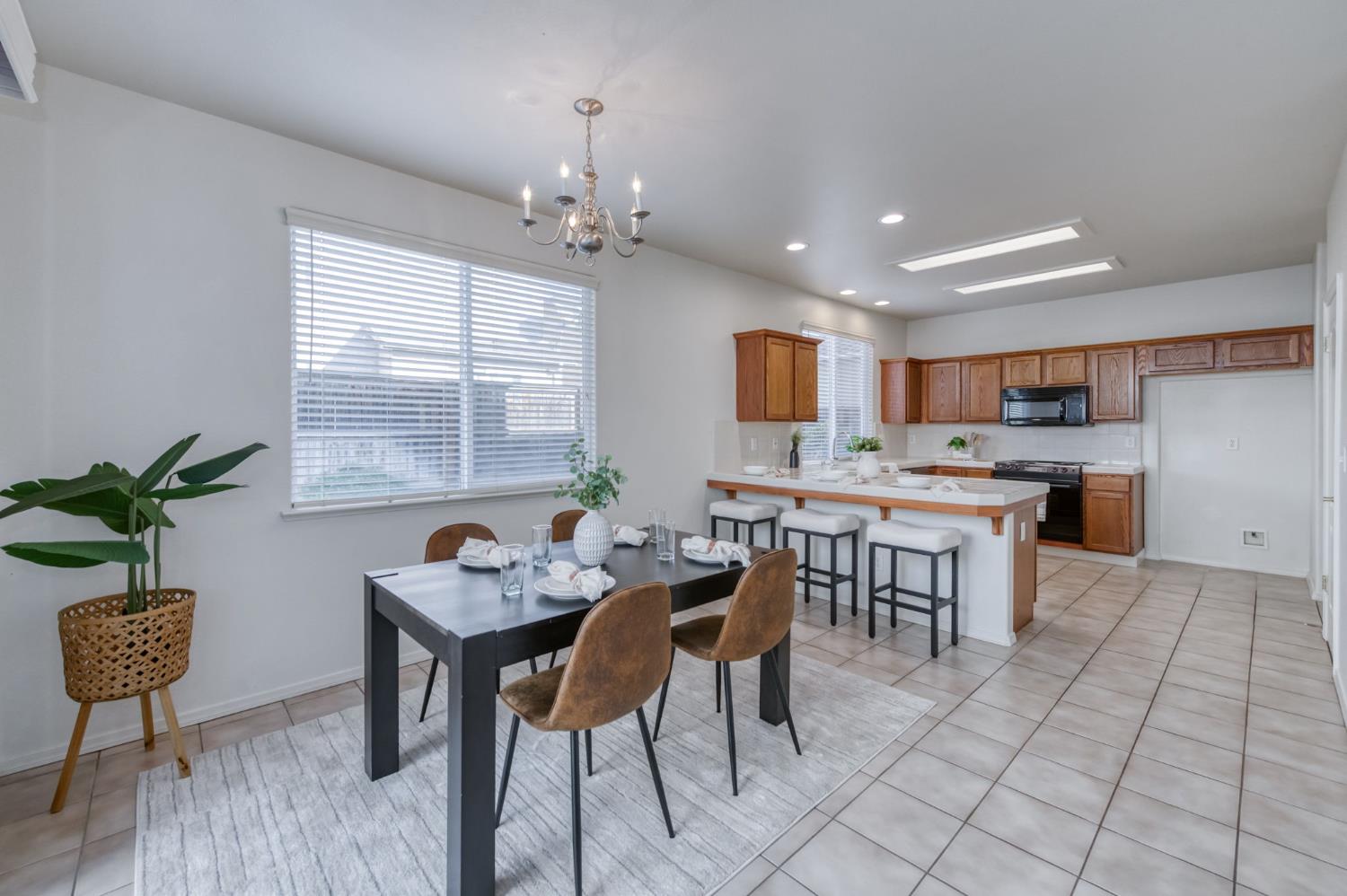 673 W Fontaine Ln, Clovis, CA 93619