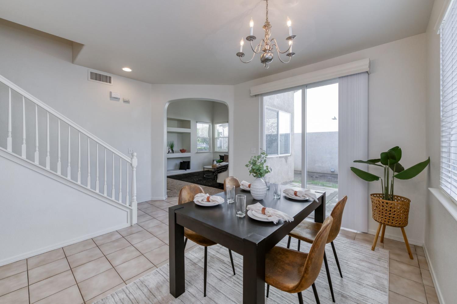 673 W Fontaine Ln, Clovis, CA 93619