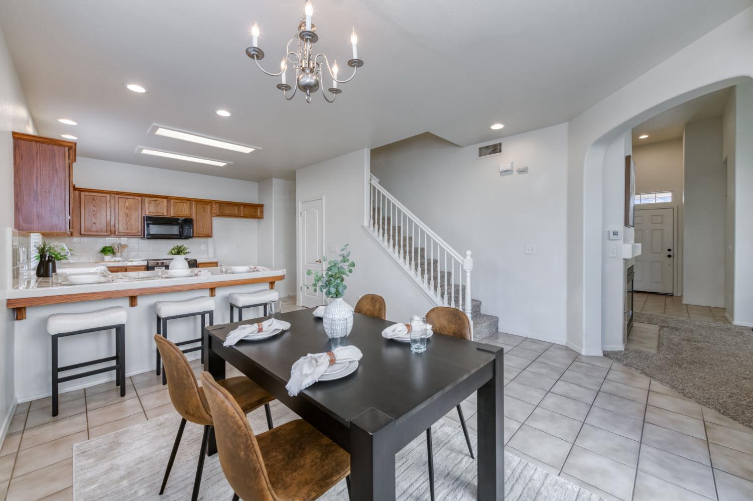 673 W Fontaine Ln, Clovis, CA 93619