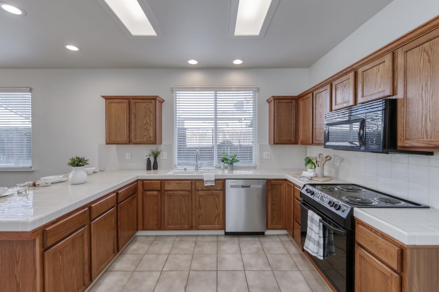 673 W Fontaine Ln, Clovis, CA 93619