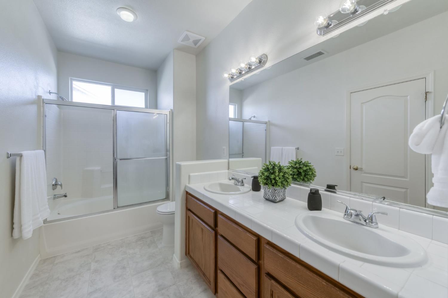 673 W Fontaine Ln, Clovis, CA 93619