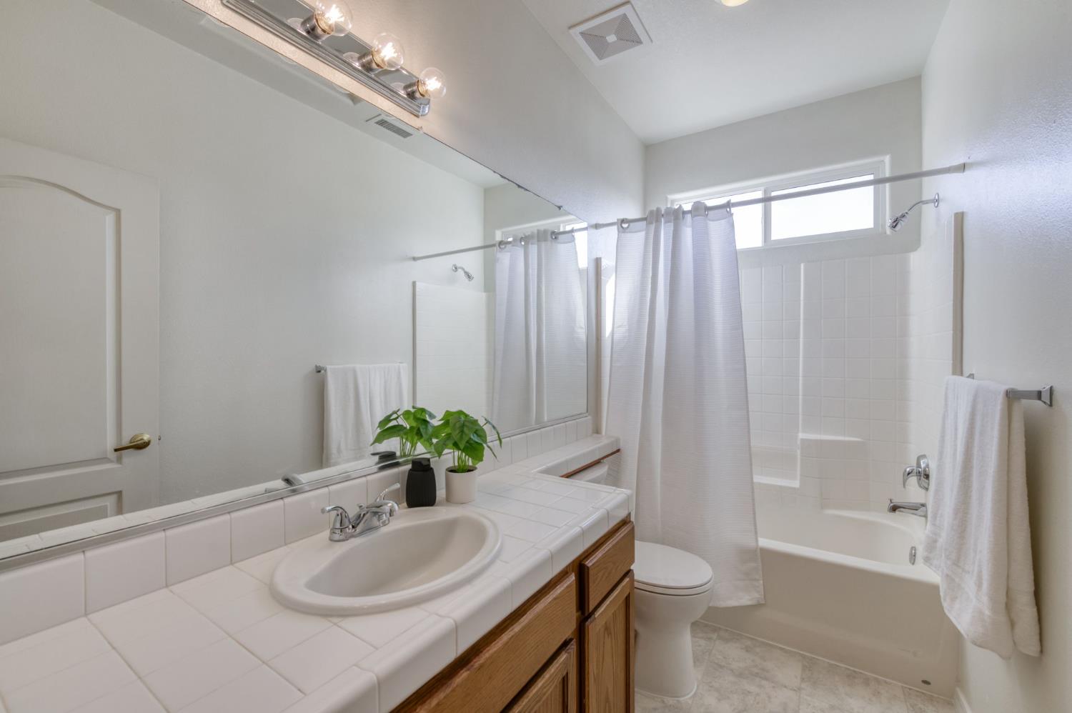 673 W Fontaine Ln, Clovis, CA 93619