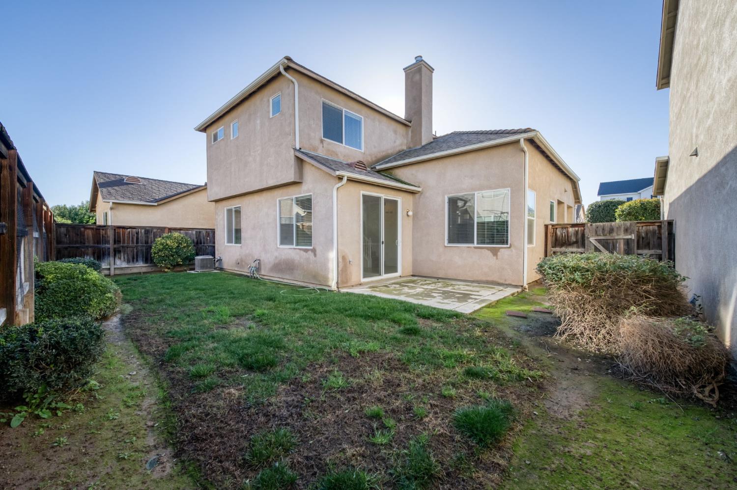 673 W Fontaine Ln, Clovis, CA 93619