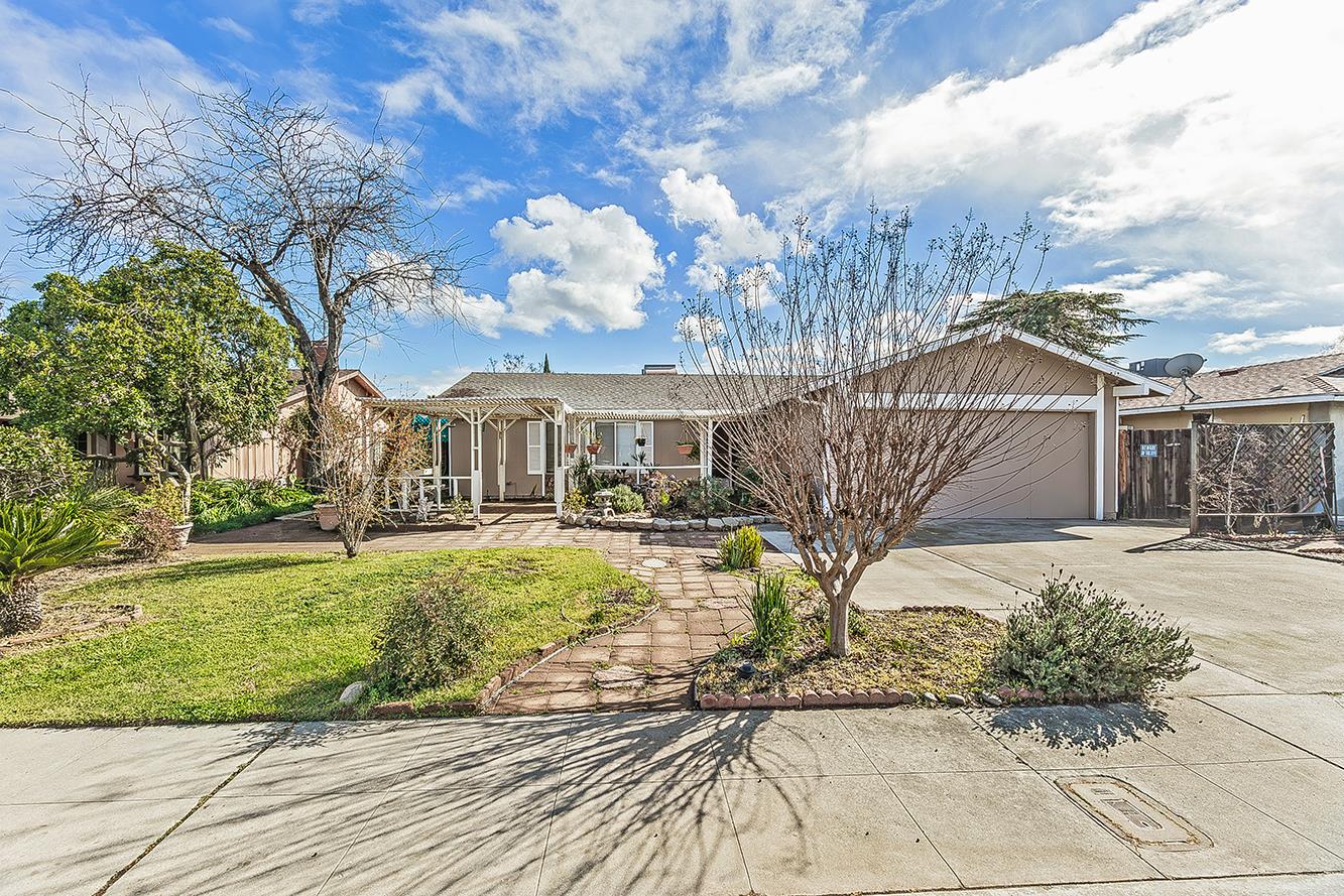 3025 Timmy Ave, Clovis, CA 93612
