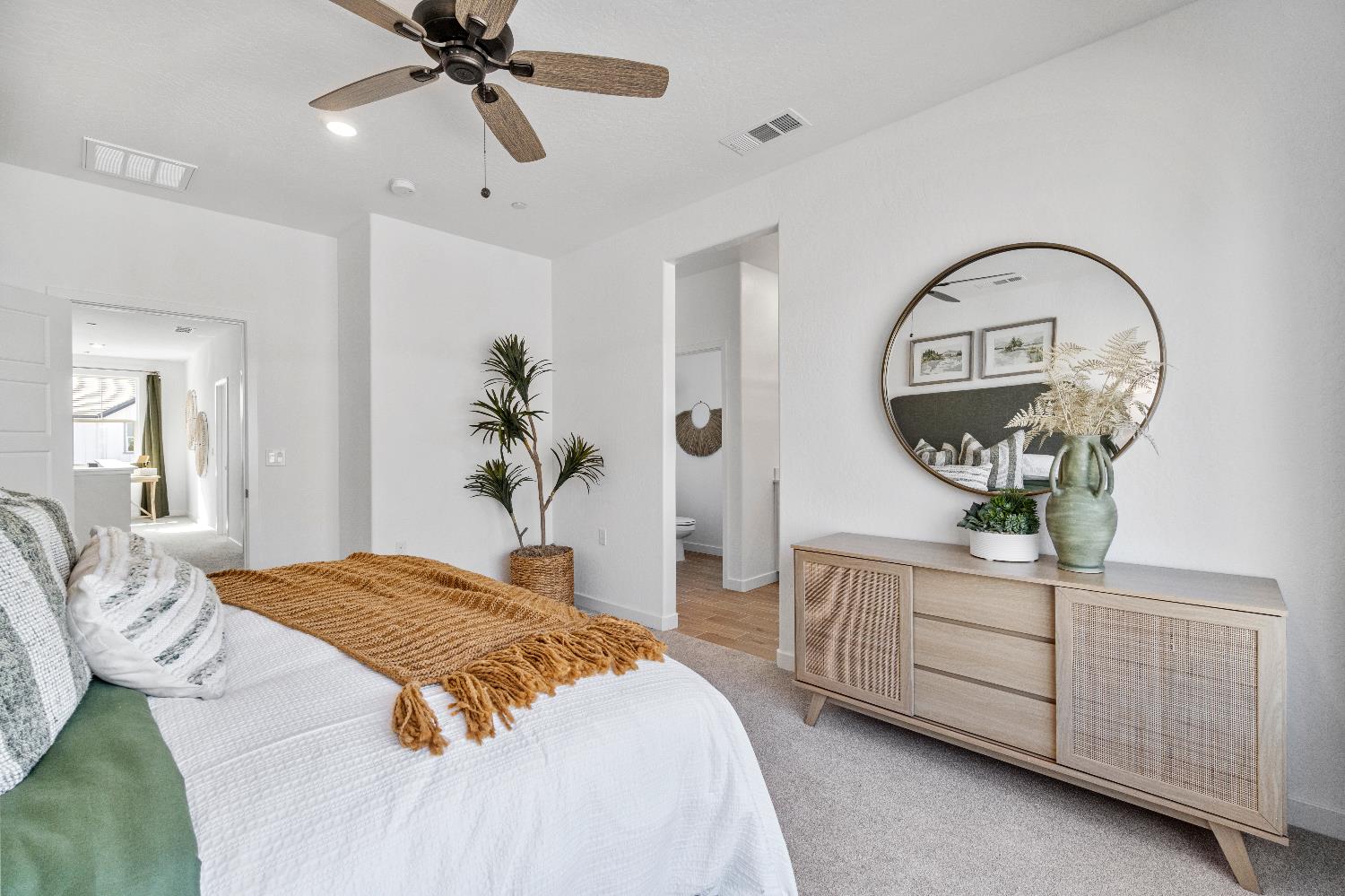 1053 Springtime Ave, Clovis, CA 93619