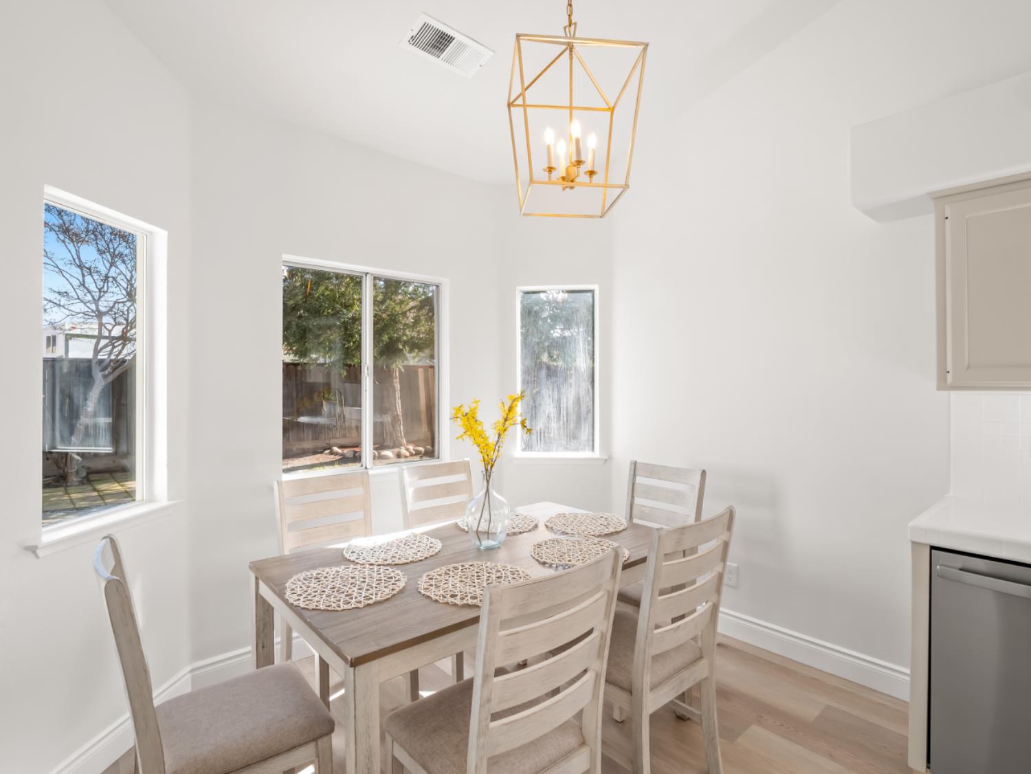 637 Coventry Ave, Clovis, CA 93611