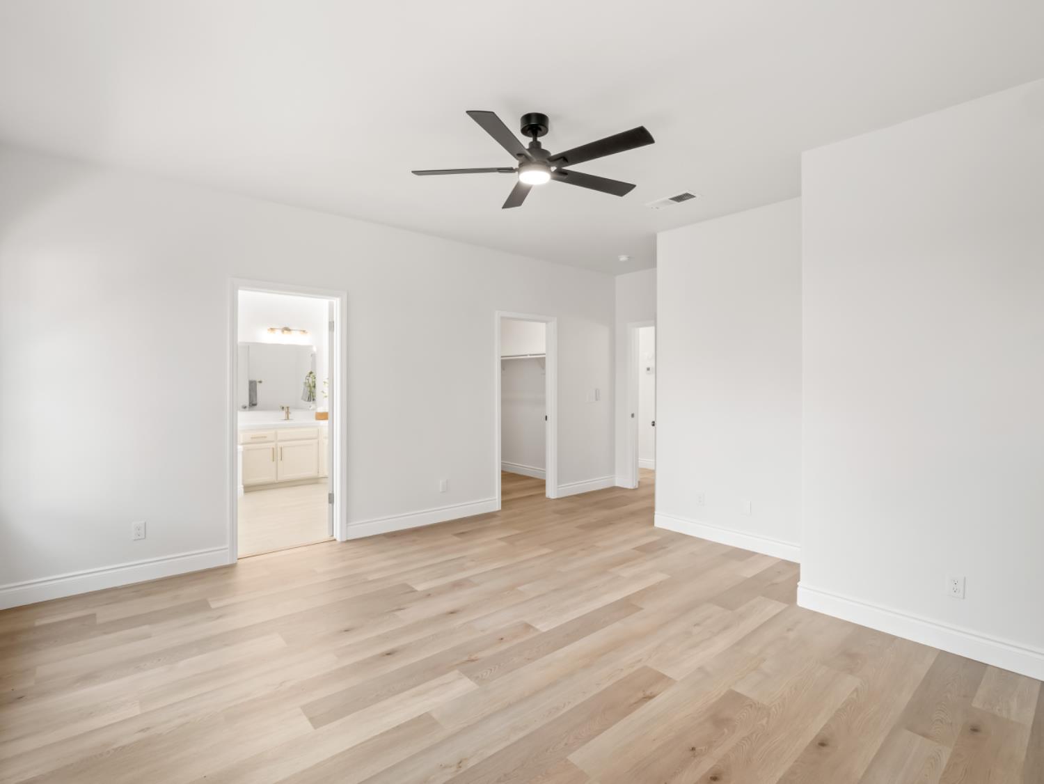 637 Coventry Ave, Clovis, CA 93611