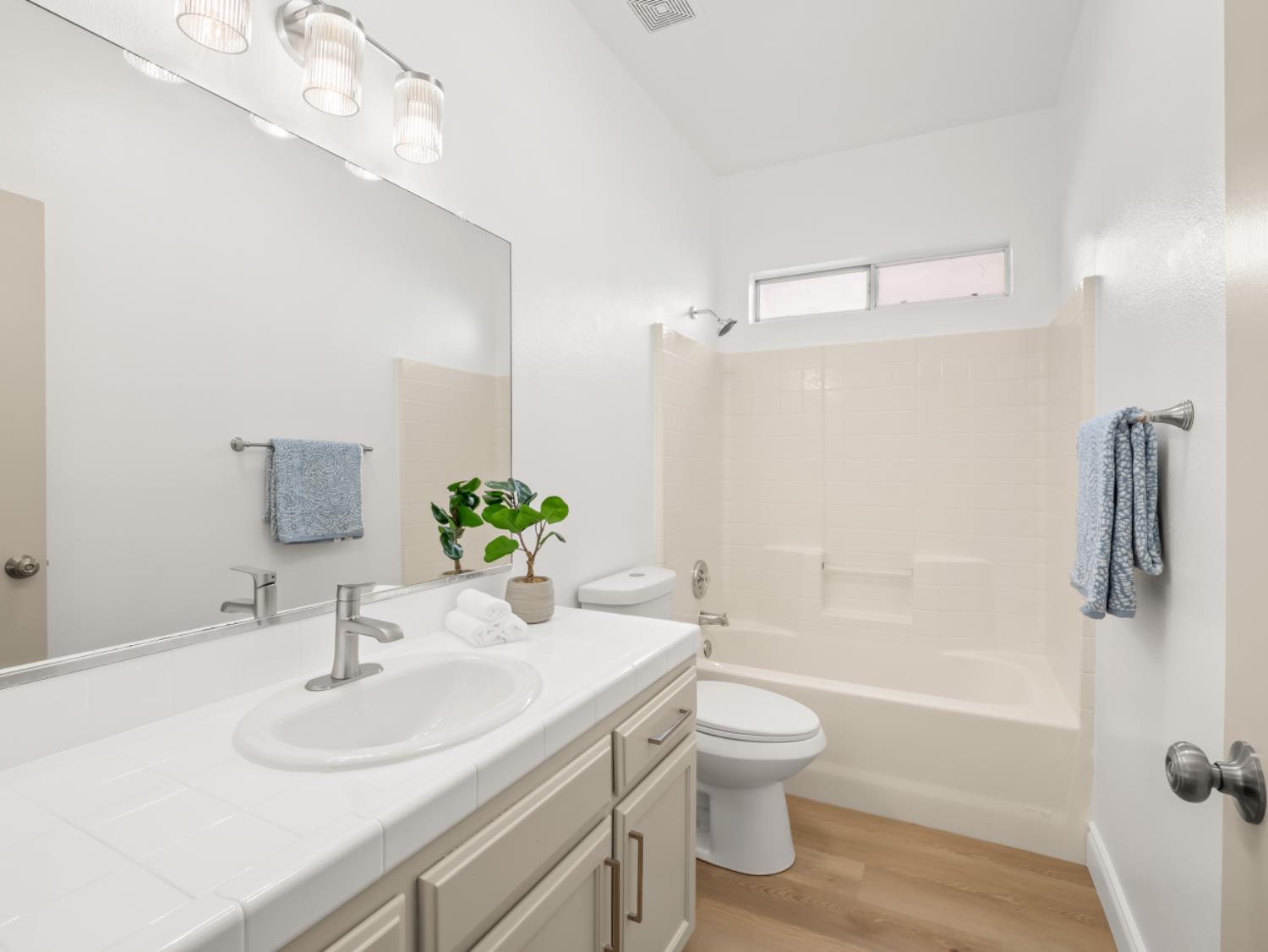 637 Coventry Ave, Clovis, CA 93611