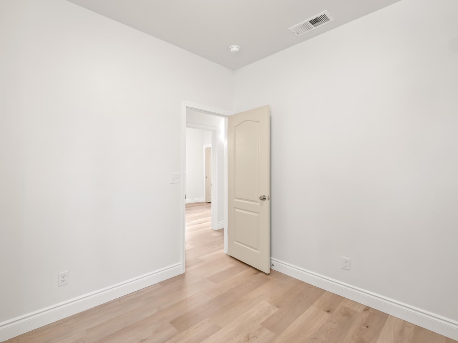 637 Coventry Ave, Clovis, CA 93611